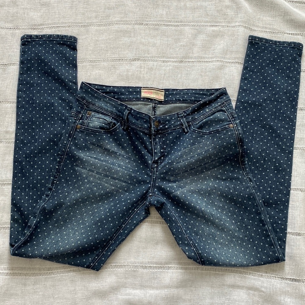Arden’s polka dot distressed skinny jeans.